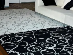 Tappeto floreale tessuto in bianco e nero Accademia 03 di Sartori Rugs