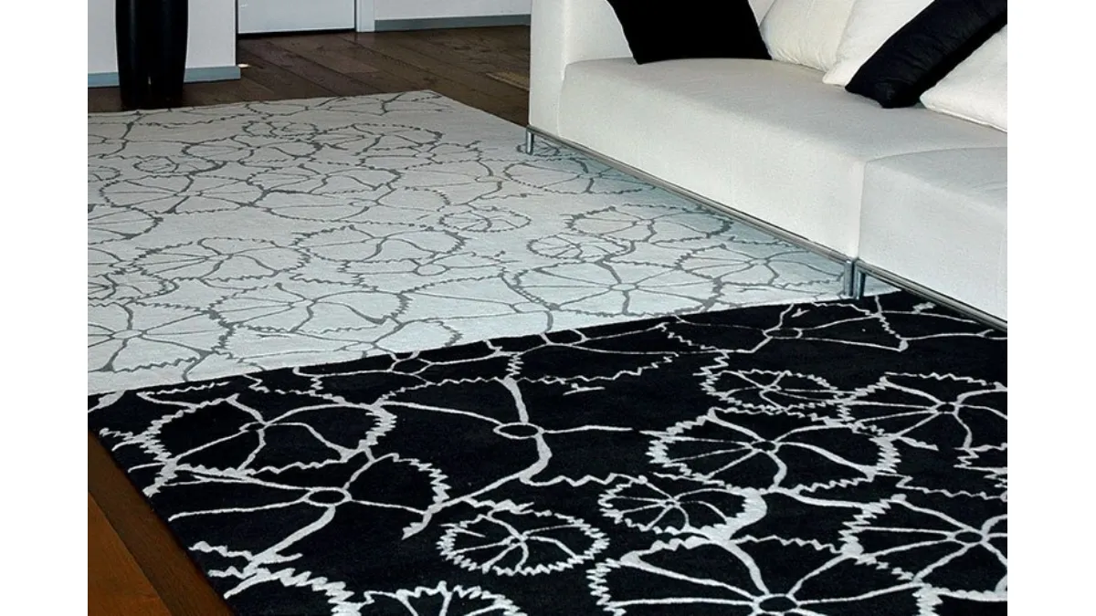 Tappeto floreale tessuto in bianco e nero Accademia 03 di Sartori Rugs