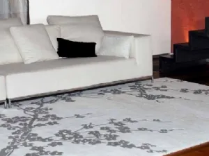 Tappeto con motivo floreale grigio su bianco Accademia 01 di Sartori Rugs