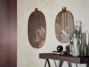 Specchio Belty con particolare in cuoio di Tonin Casa