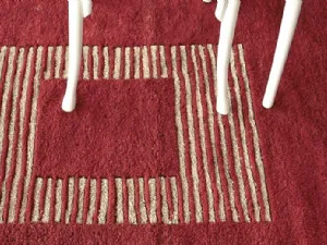 Tappeto geometrico realizzato su telaio in legno, con l’utilizzo di lana filata a mano e tinta con colori vegetali Burano 04 di Sartori Rugs