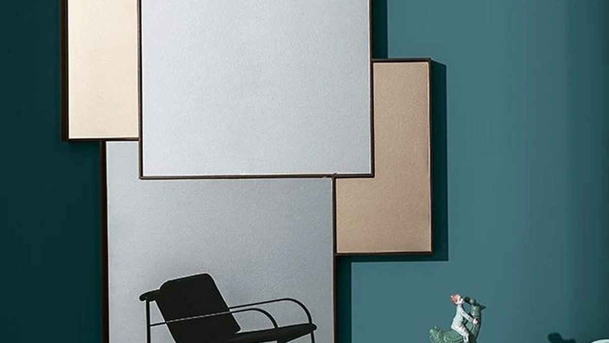 Specchio a mosaico dove la struttura in alluminio divide ma allo stesso tempo accompagna in modo armonioso le varie parti Combi di Sovet