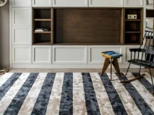 Tappeto con grafica a strisce bianche e blu Galea 01 di Sartori Rugs