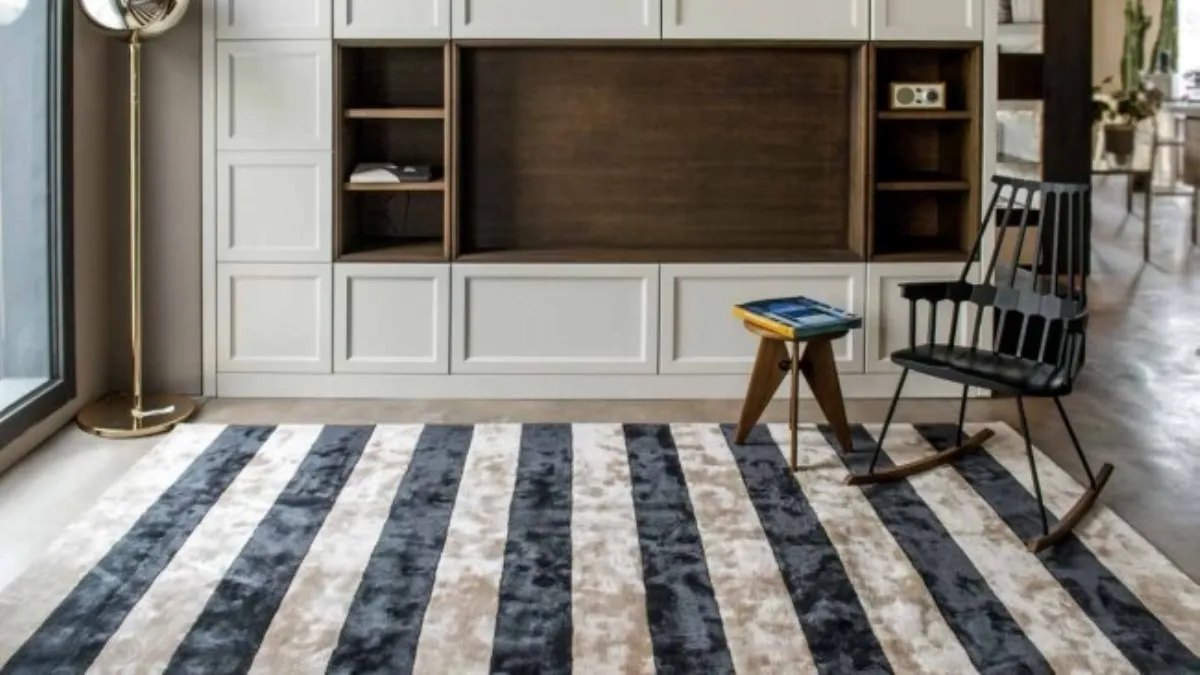 Tappeto con grafica a strisce bianche e blu Galea 01 di Sartori Rugs