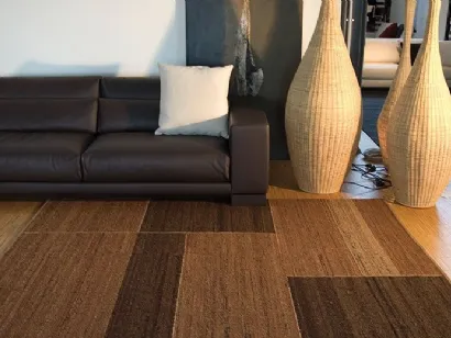 Tappeto con disegno geometrico realizzato in lana filata a mano Malibran 03 di Sartori Rugs