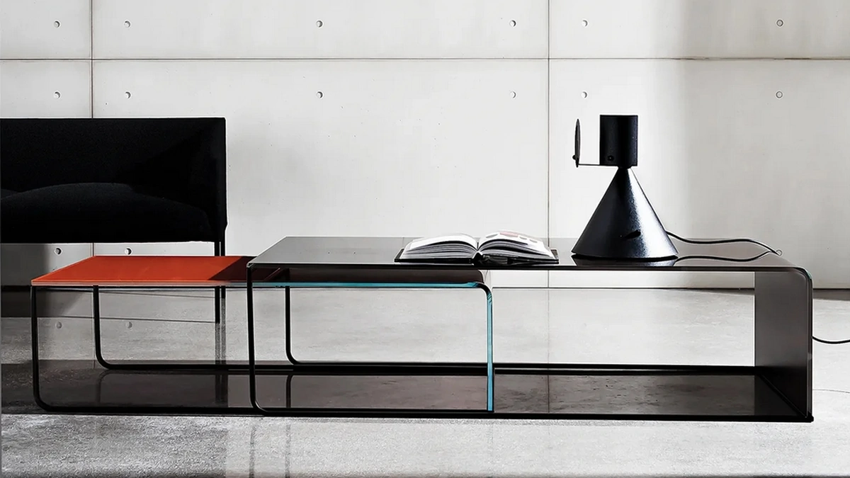 Tavolini Nido bassi in vetro curvato con struttura in metallo di Sovet