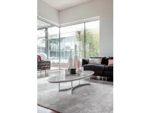 Tavolino ovale Parioli con top in marmo bianco di Carrara e base in metallo cromato di Tonin Casa