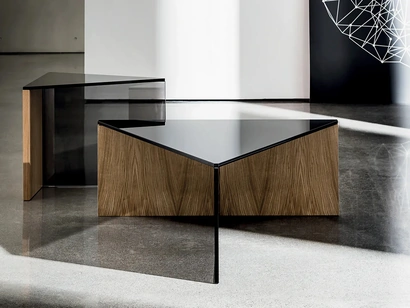 Tavolino Regolo Triangular con top in vetro Nero e base in legno e vetro fumé di Sovet