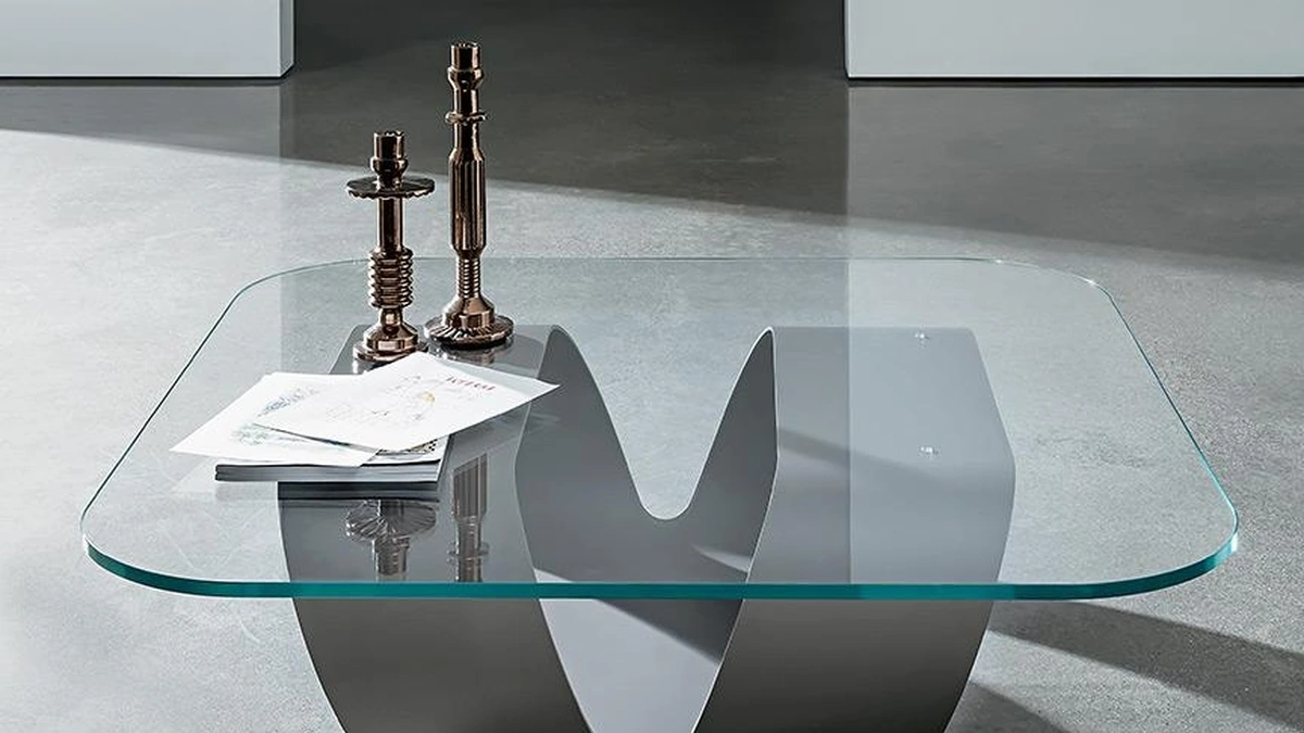 Tavolino di design Ring con top in vetro e struttura in lastra di metallo curvata di Sovet