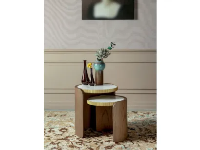 Tavolino Roller con top in gres porcellanato e base in legno curvato di Tonin Casa