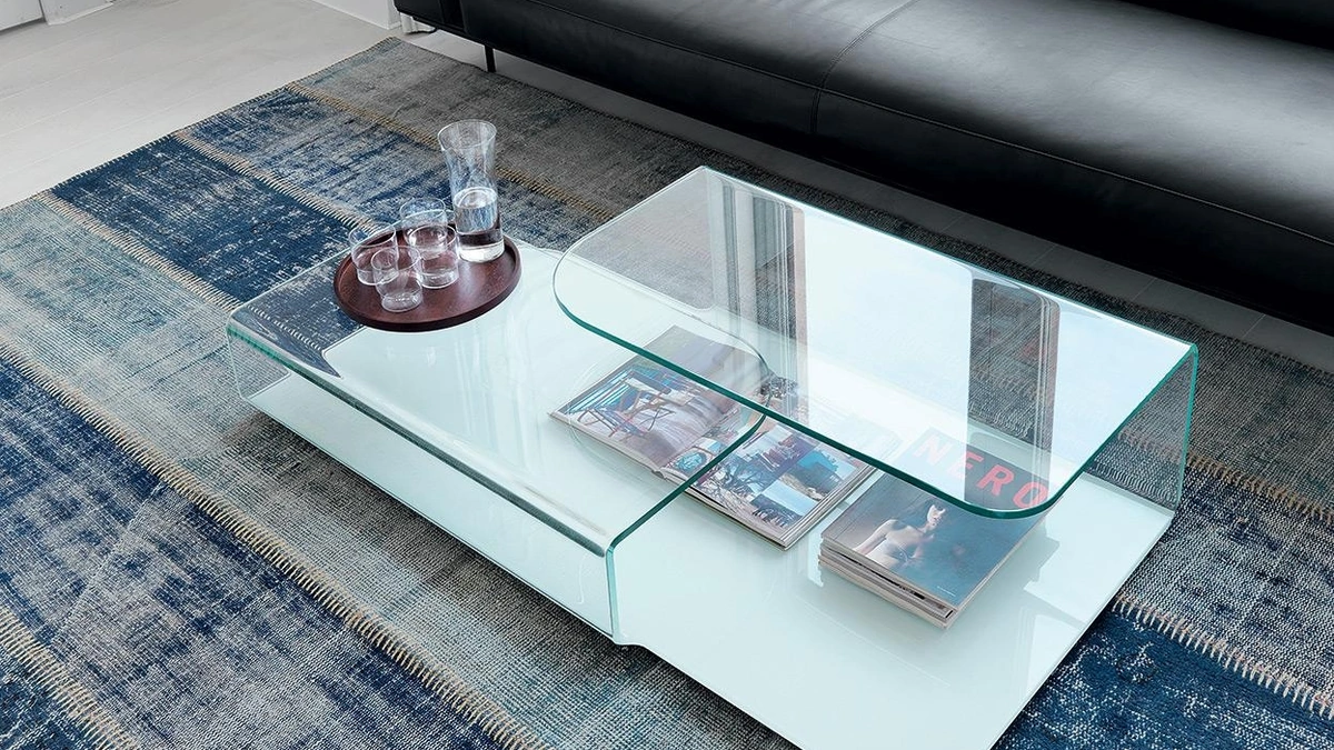 Tavolino Hug in vetro curvo trasparente e base in vetro laccato di Sovet