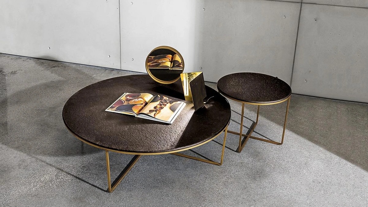 Tavolini Piktor con top in vetro materico con base in metallo laccato ottone brunito di Sovet