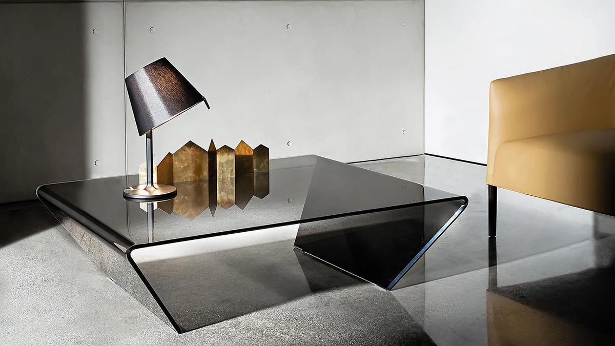 Tavolino Rubino in vetro curvo fumé di Sovet