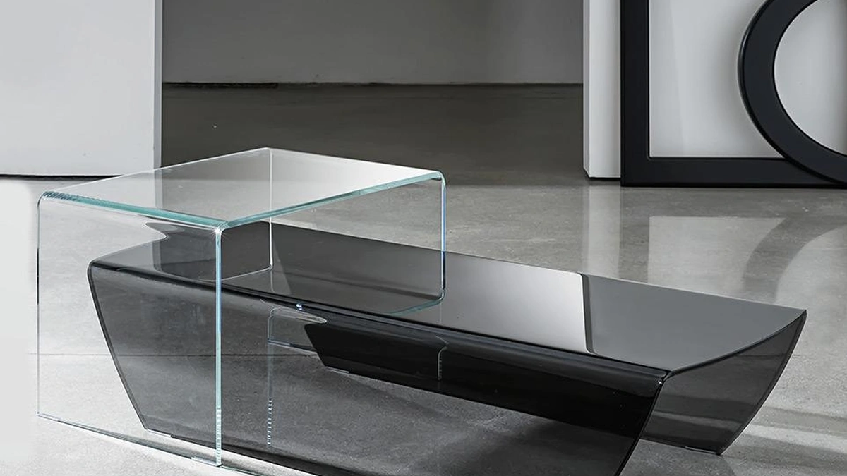 Tavolino di design Taky in vetro curvo trasparente extrachiaro o fumé di Sovet