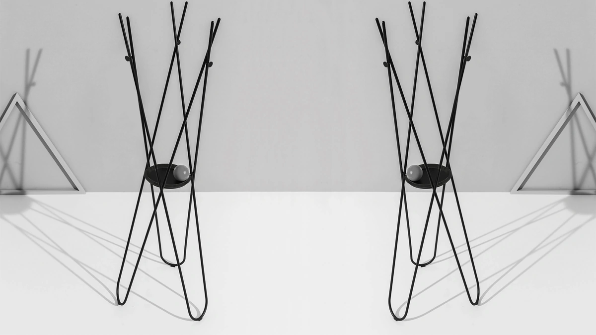 Appendiabiti Wdrobe in metallo curvato Nero goffrato di Sovet