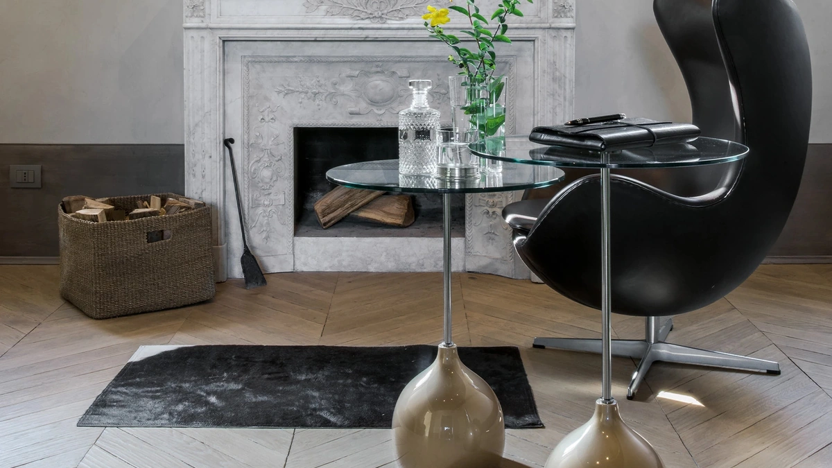 Tavolino rotondo di design con top in vetro temperato e base in agglomerato di marmo Adachi di Tonin Casa