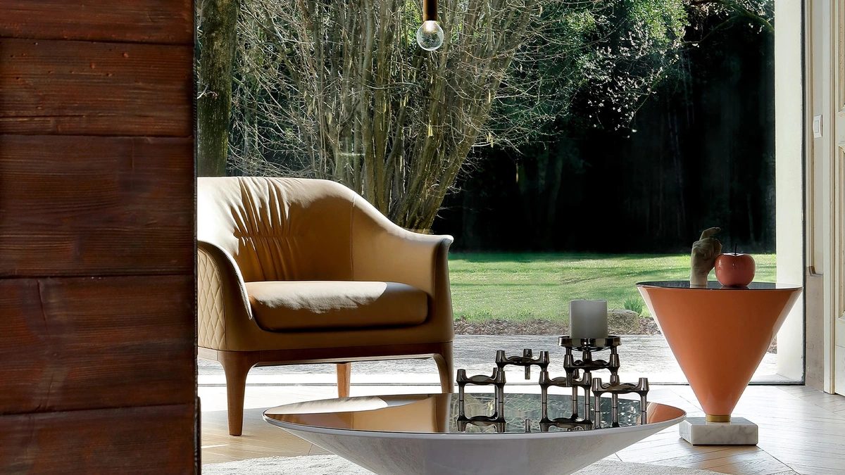 Tavolino rotondo con top in vetro fumé trasparente, struttura conica in metallo e base in marmo Flute di Tonin Casa