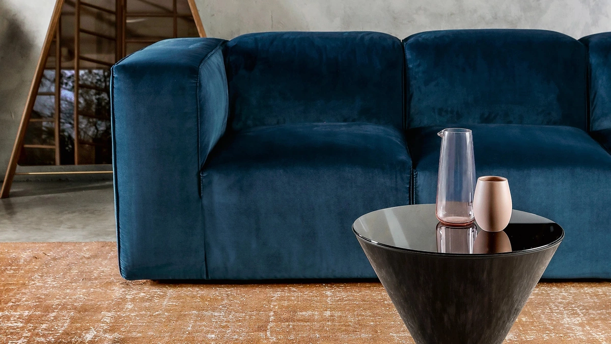 Tavolino rotondo con top in vetro fumé trasparente, struttura conica in metallo e base in marmo Flute di Tonin Casa