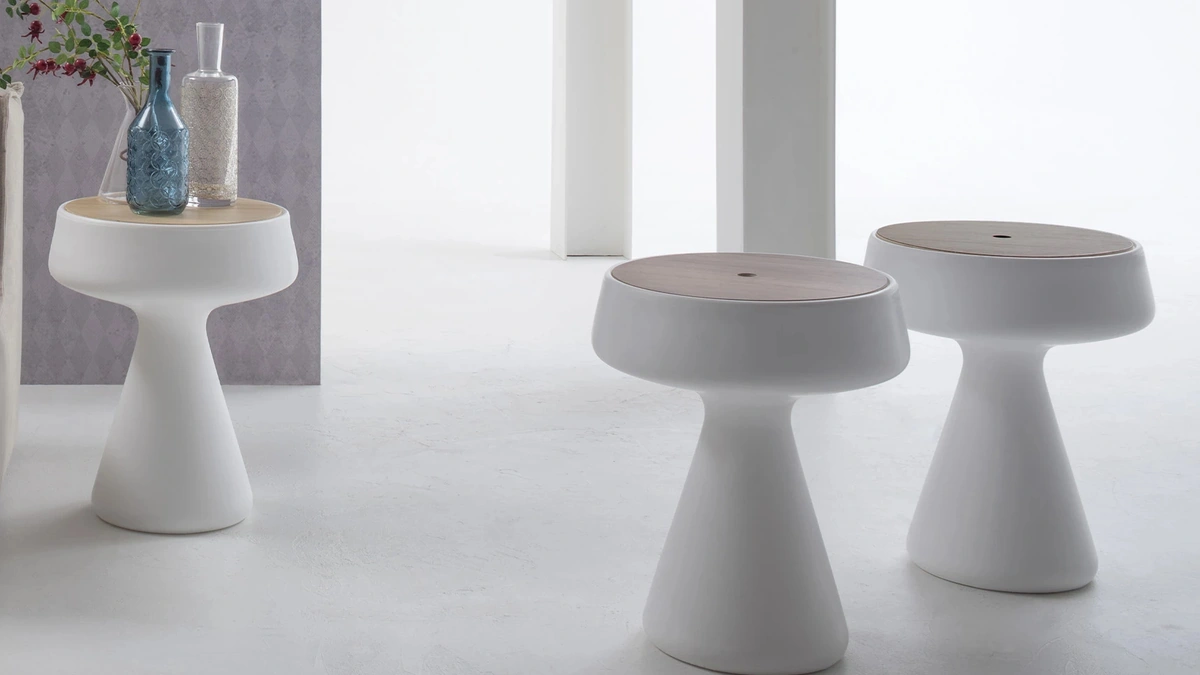 Tavolino di design Maki in polietilene con top in legno di Tonin Casa