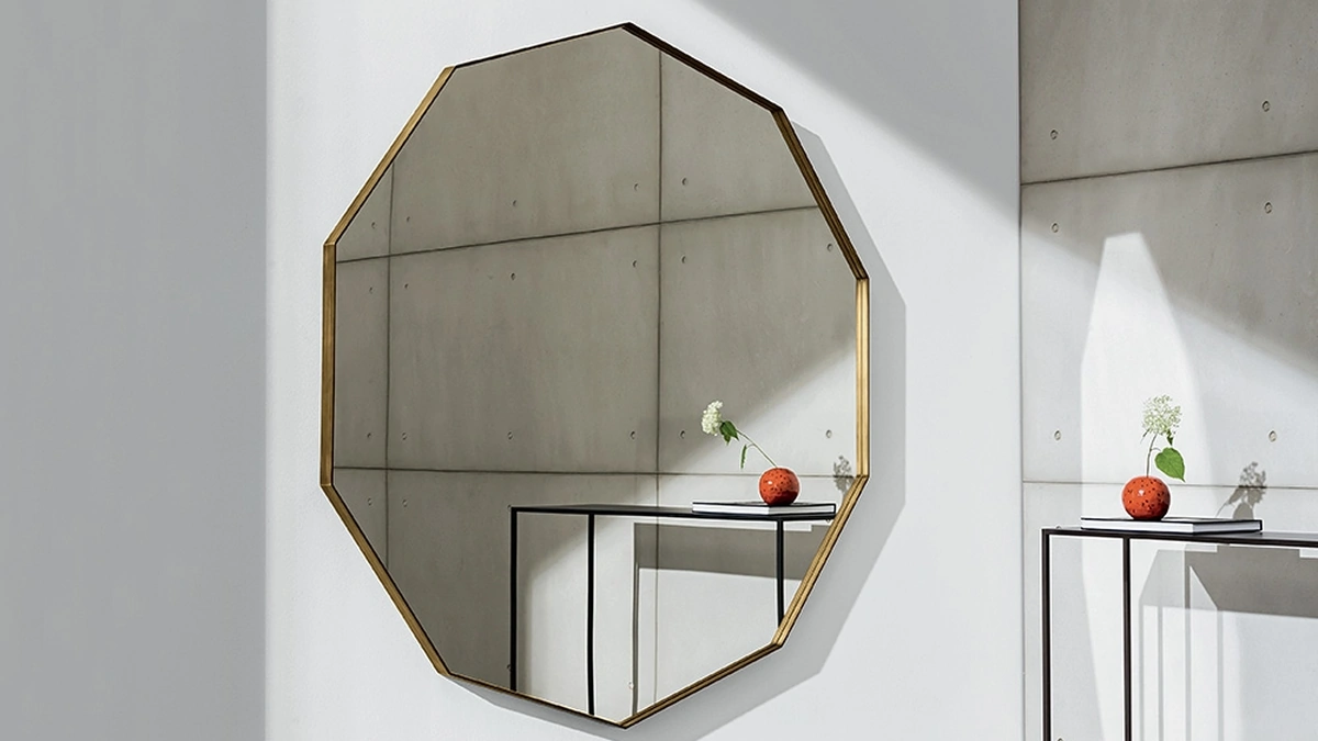 Specchio decagonale di grandi dimensioni con cornice in alluminio laccato Visual Decagonal di Sovet