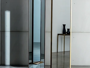 Specchiera bifacciale rettangolare con base a terra in metallo e telaio in alluminio laccato Visual Free standing di Sovet