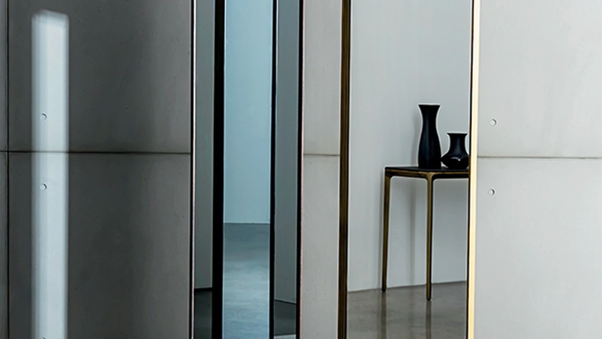 Specchiera bifacciale rettangolare con base a terra in metallo e telaio in alluminio laccato Visual Free standing di Sovet