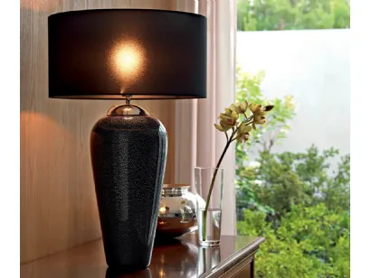 Lampada da tavolo Diva Noir con vaso in vetro nero e paralume in tessuto di Le Fablier