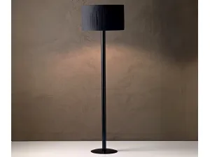 Lampada da terra Matahari con paralume in tessuto e stelo in pirex nero di Le Fablier