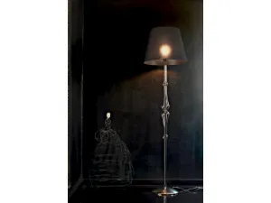 Lampada da terra Miss con struttura cromata,  stelo sagomato in pirex trasparente e paralume in tessuto di Le Fablier