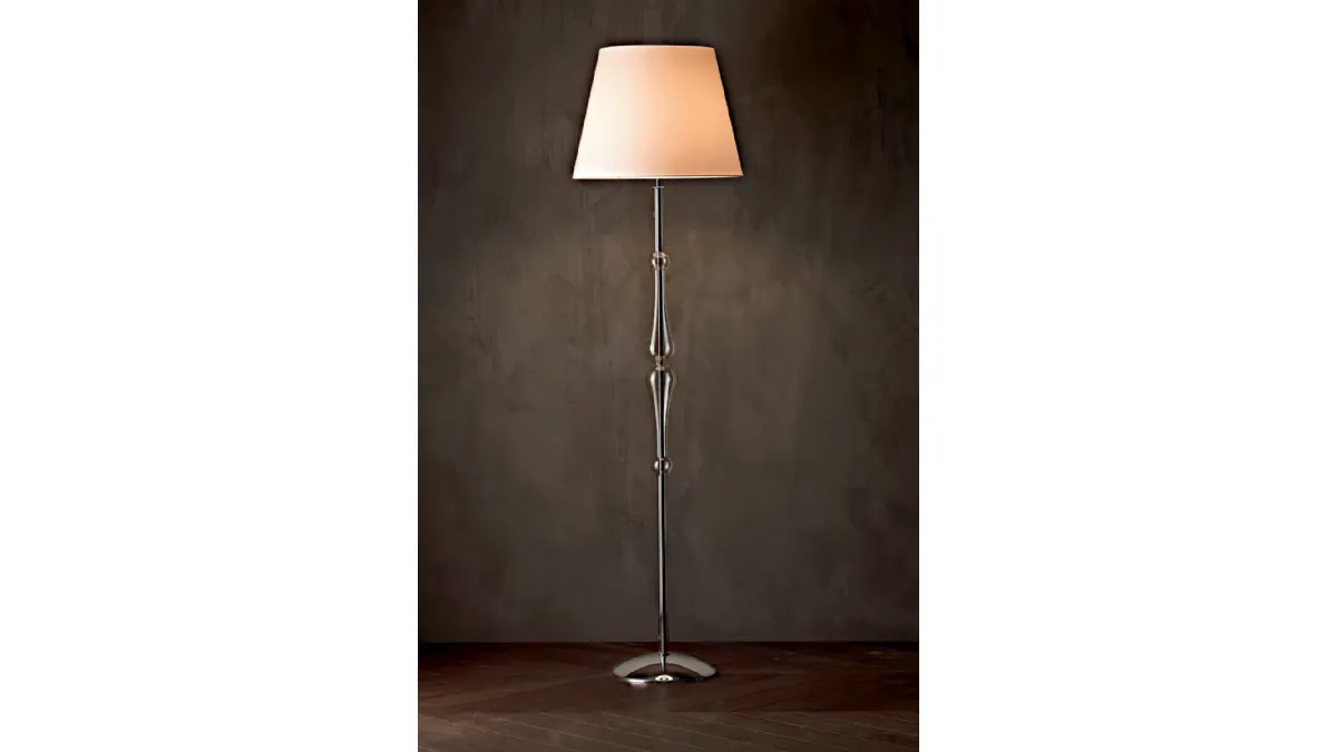 Lampada da terra Miss con struttura cromata,  stelo sagomato in pirex trasparente e paralume in tessuto di Le Fablier
