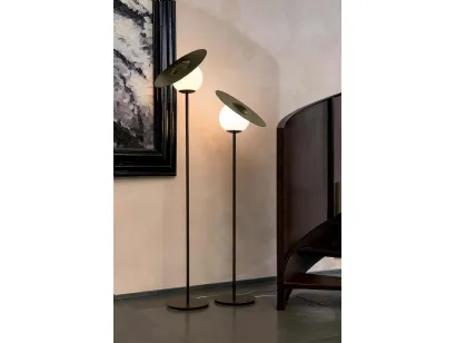 Lampada da terra Miss in metallo con diffusore tondo in vetro satinato di Tonin Casa 