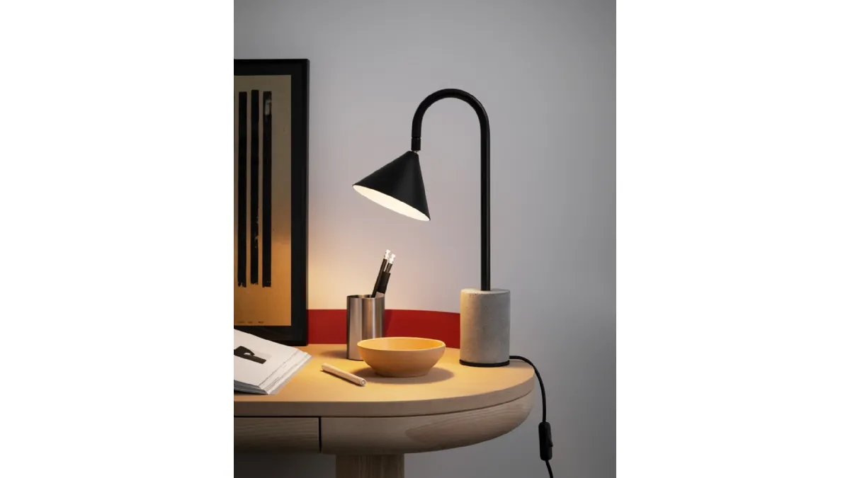 Lampada da tavolo in metallo laccato con basamento in calcestruzzo Ozz Desk di Miniforms
