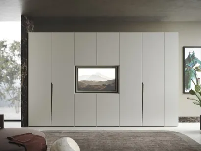 Armadio Ante Battenti 05 laccato bianco cenere opaco con pannello centrale orientabile porta TV di Morassutti