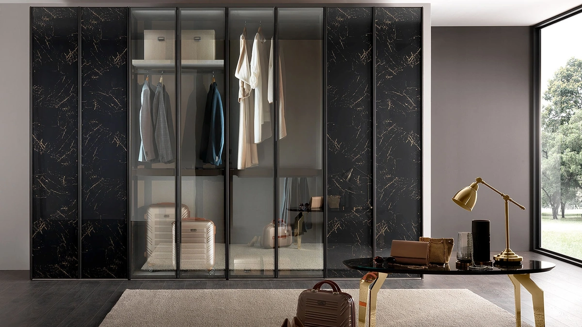 Armadio Evolution con ante in vetro stopsol e effetto marmo di Mobil Più