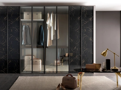 Armadio Evolution con ante in vetro stopsol e effetto marmo di Mobil Più