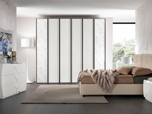 Armadio Evolution in legno bianco frassinato e vetro effetto marmo di Mobil Più