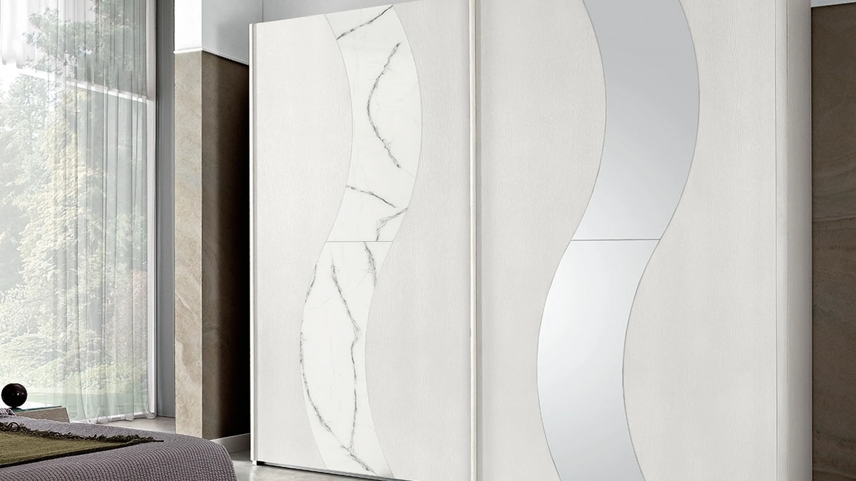 Armadio in legno laccato con inserti in ceramica e a specchio Martina Bianco di Mobil Più