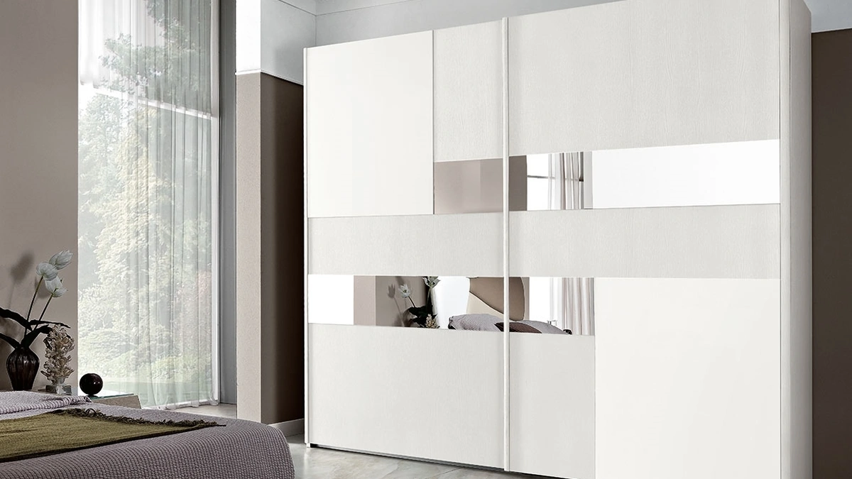 Armadio in legno laccato con inserti a specchio Martina Bianco di Mobil Più