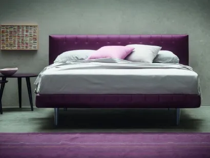Letto classico matrimoniale imbottito con cuciture decorative sulla testiera Easy di Morassutti