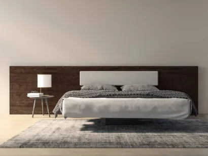 Letto Berenice autoportante con testiera in legno di rovere con cuscino applicato di Fratelli Mirandola