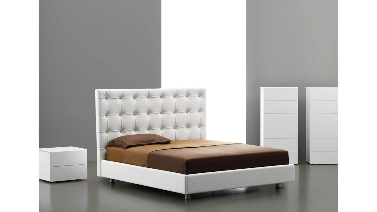 Letto con testiera alta in pelle lavorazione capitonnè Matisse 140 di Majerna Letti