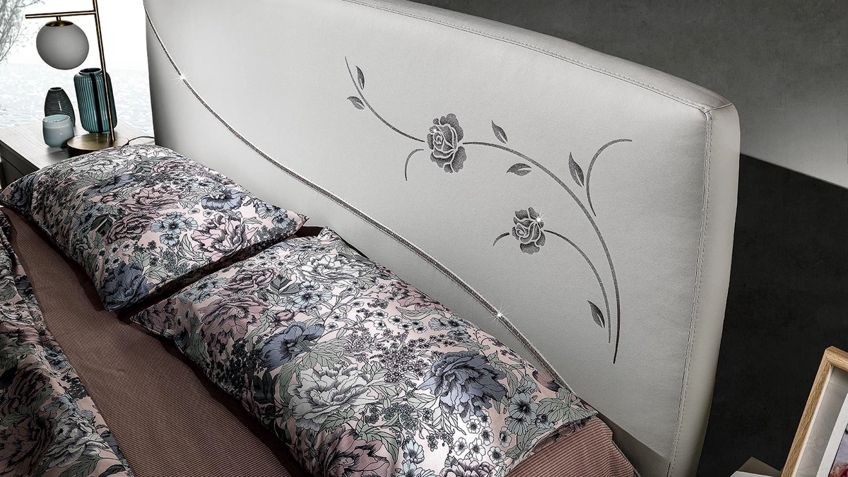 Letto in pelle con testiera decorata con cristalli Swarovski Nancy di Mobil Più