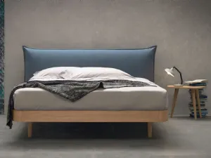 Letto con testiera in tessuto imbottito Tender di Morassutti