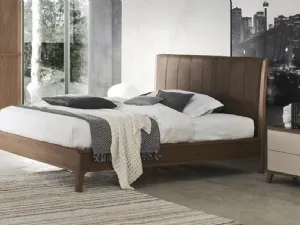 Letto in legno con testiera imbottita e rivestita in pelle Nirvana di Le Fablier