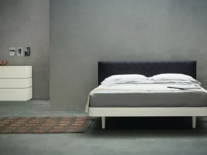 Letto matrimoniale imbottito con testiera trapuntata e giroletto e piedini in legno laccato avorio opaco Simply Cuciture di Morassutti