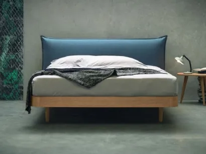 Letto in legno di Rovere con testiera imbottita rivestita in tessuto Tender di Morassutti