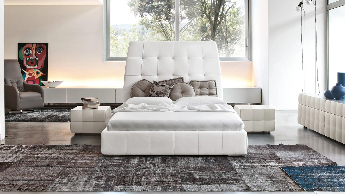 Letto in pelle con testiera importante trapuntata Pacifico di Tonin Casa