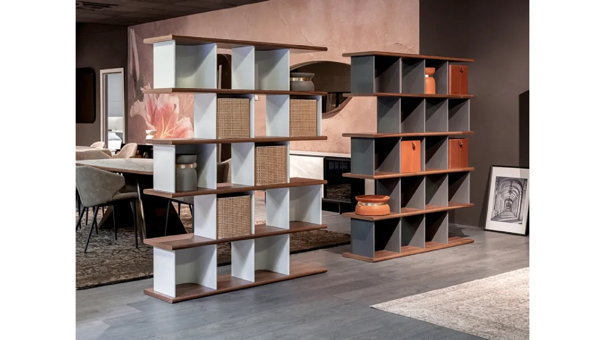 Libreria divisoria in legno laccato e naturale con box in cuoio e in paglia di Vienna Kaspar di Tonin Casa