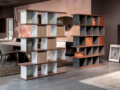 Libreria divisoria in legno laccato e naturale con box in cuoio e in paglia di Vienna Kaspar di Tonin Casa