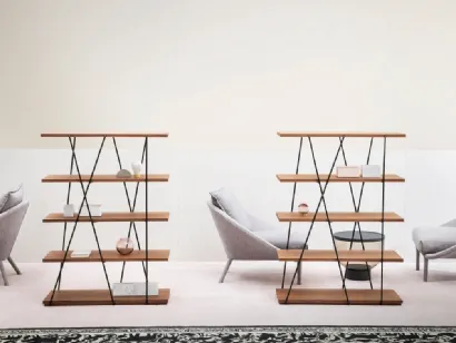 Libreria Matassa con ripiani in legno e struttura in metallo laccato di Miniforms